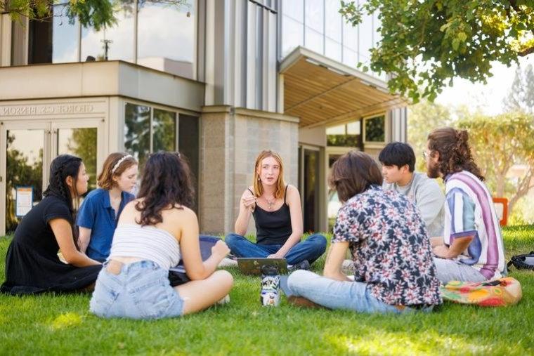 学生们在本森礼堂外坐成一圈